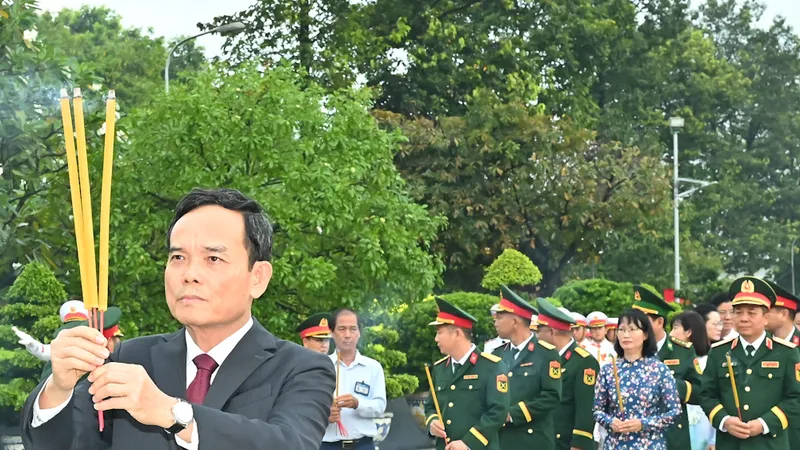 Podcast bản tin trưa 30-8: Bí thư Thành ủy TPHCM Trần Lưu Quang và đoàn đại biểu dâng hương tưởng nhớ Anh hùng liệt sĩ