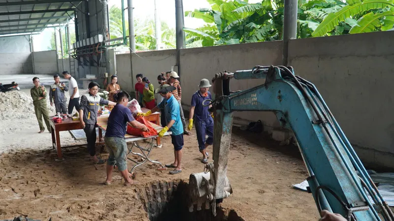 Xác con cá heo được chôn cất theo phong tục dân gian