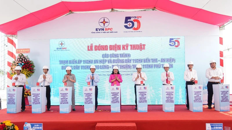 Lãnh đạo Tỉnh ủy, UBND tỉnh Bến Tre và lãnh đạo EVNSPC thực hiện nghi thức đóng điện kỹ thuật các công trình 110kV tại Bến Tre sáng 29-4-2025