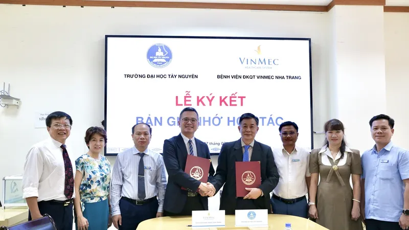 Đại diện Bệnh viện đa khoa Vinmec Nha Trang và Đại học Tây Nguyên ký kết hợp tác chiến lược