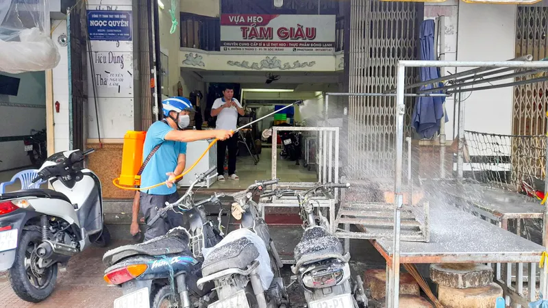 Lực lượng chức năng tỉnh Sóc Trăng tổ chức phun khử khuẩn tại các vựa mua bán, giết mổ