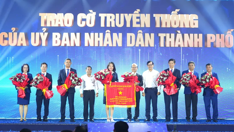 UBND TPHCM trao tặng cờ truyền thống cho Công ty CP Cấp nước Tân Hòa nhân kỷ niệm 20 năm thành lập