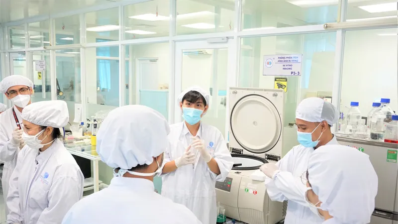 Các nghiên cứu sinh đang làm việc tại Viện Tế bào gốc, Trường Đại học Khoa học tự nhiên (ĐHQG TPHCM) Ảnh: THANH HÙNG