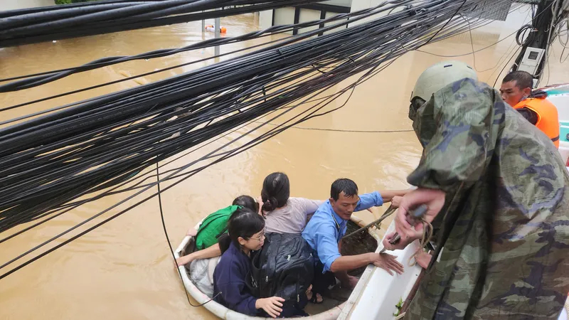 Công ty Yến sào Khánh Hòa chủ động tham gia công tác cứu hộ, cứu trợ kịp thời cho bà con và CBCNV vùng ngập lũ