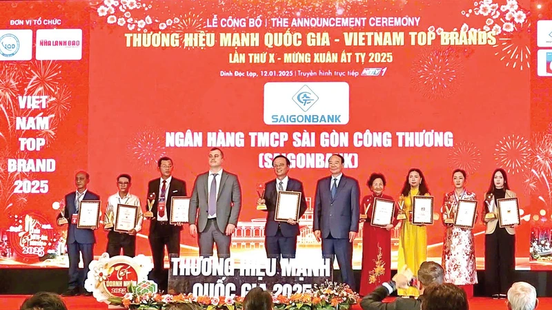 Ông Trần Thanh Giang, thành viên hội đồng quản trị - Tổng Giám đốc SAIGONBANK (đứng thứ 5 từ trái qua) nhận cúp và giấy chứng nhận top 12 thương hiệu mạnh Quốc gia - Viet Nam Top Brand 2025