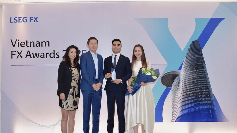 Đại diện Vietcombank nhận danh hiệu "Best FXall Taker"