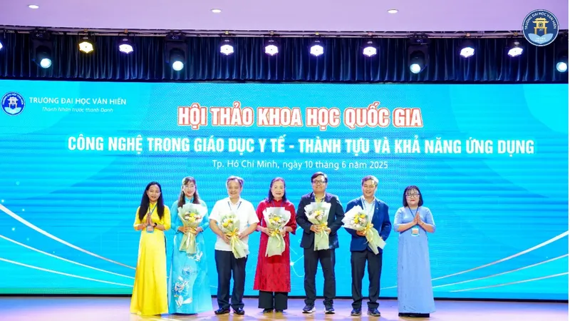 Đại diện Ban điều hành, Ban tổ chức tặng hoa cảm ơn các báo cáo viên