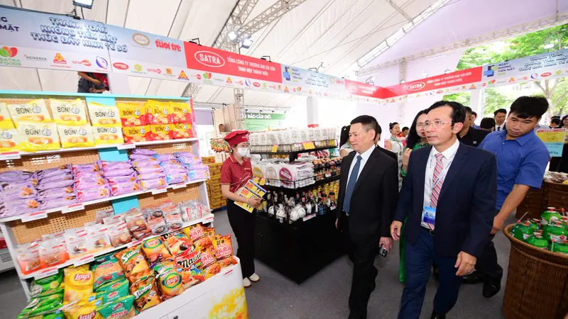 Đoàn đại biểu tham quan gian hàng trưng bày của SATRA tại Lễ khai mạc “Ngày hội không tiền mặt 2025”