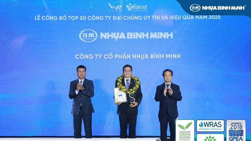 Đại diện lãnh đạo Nhựa Bình Minh nhận giải “Top 50 Công ty Đại chúng uy tín và hiệu quả (VIX50)”
