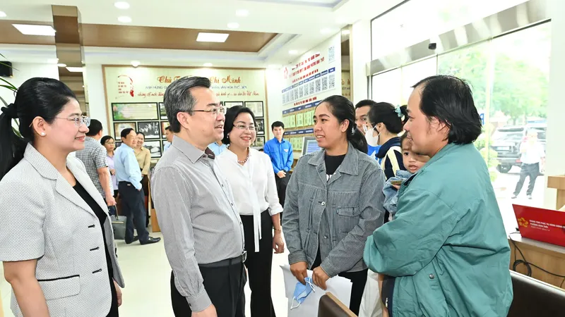 Đồng chí Nguyễn Thanh Nghị khảo sát Trung tâm phục vụ Hành chính công phường Phú Thọ, Bình Thới