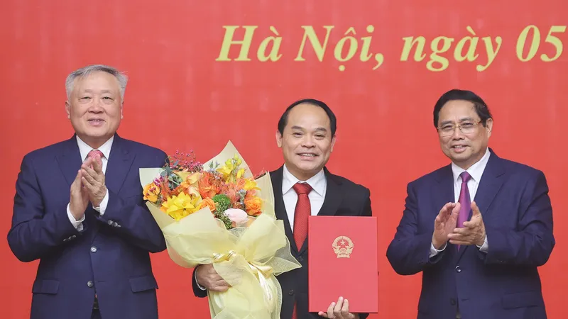 Thủ tướng trao quyết định bổ nhiệm Phó Tổng Thanh tra Thường trực Thanh tra Chính phủ cho đồng chí Nguyễn Quốc Đoàn (giữa). Ảnh: VIẾT CHUNG