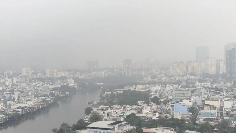 TPHCM sáng 17-12, nhìn từ trên cao từ phường Tân Hưng về trung tâm Thành phố trong điều kiện không khí mờ đục, tầm nhìn bị hạn chế. Ảnh: HOÀNG HÙNG