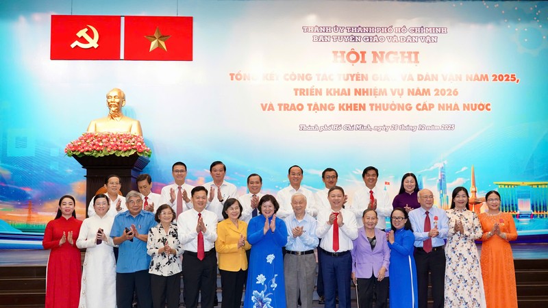  胡志明市委副书记文氏白雪与出席总结会议代表合影。