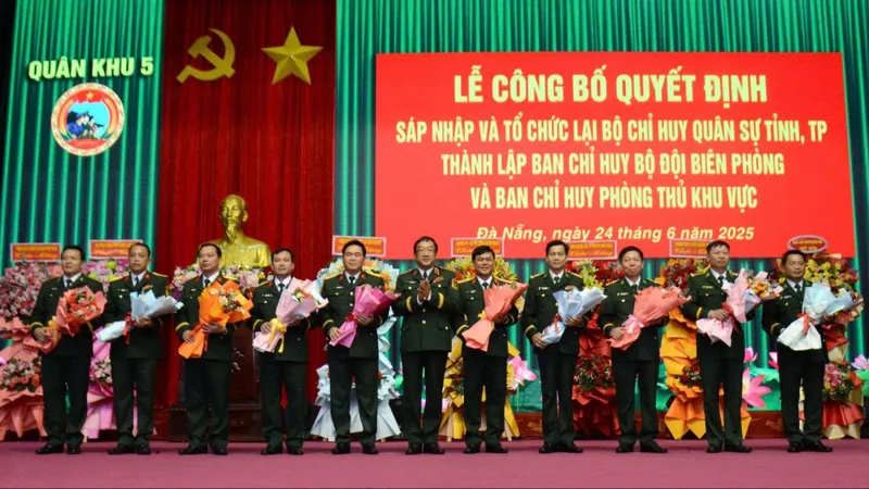 Quân khu 5 công bố các quyết định về tổ chức quân sự địa phương