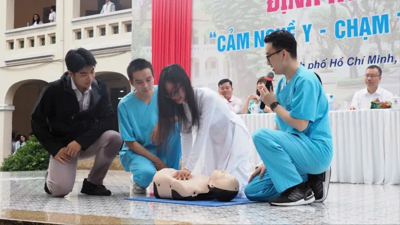 Học sinh trường chuyên thử sức làm bác sĩ