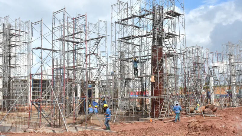 Công nhân tất bật thi công trên công trường dự án mở rộng Cảng hàng không quốc tế Phú Quốc, một trong những dự án trọng điểm phục vụ APEC 2027