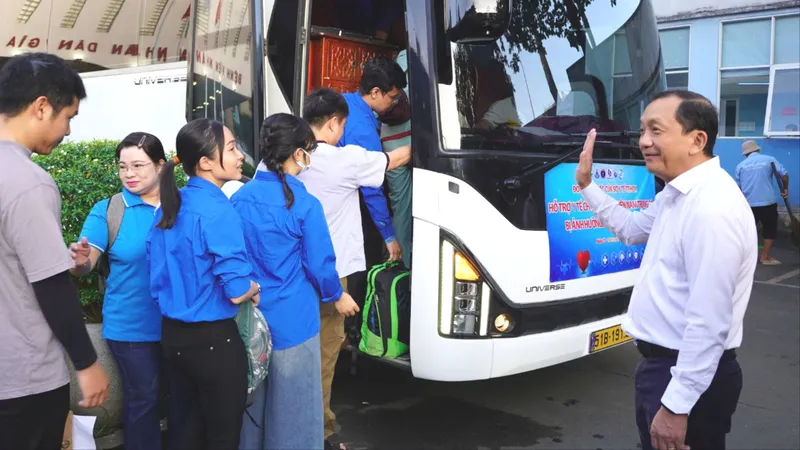 PGS-TS-BS Nguyễn Anh Dũng động viên các bác sĩ trẻ lên đường hỗ trợ người dân Đắk Lắk