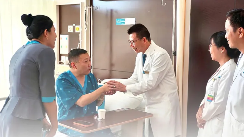 Các bác sĩ thăm khám, động viên bệnh nhân