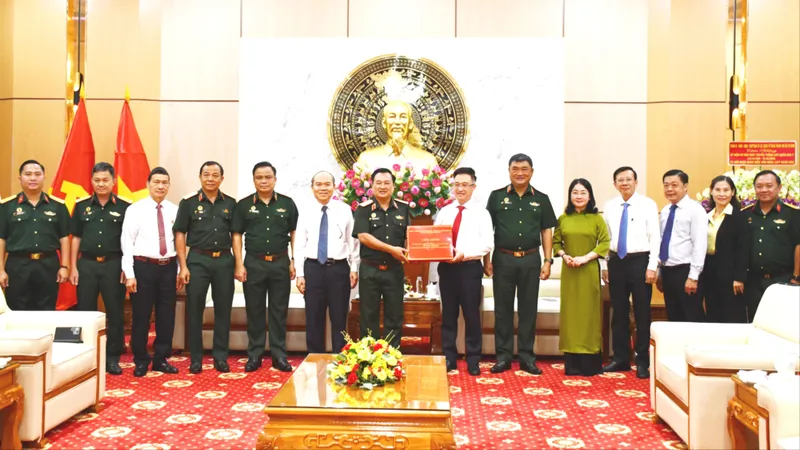 Lãnh đạo TPHCM chúc mừng Ngày truyền thống Lực lượng vũ trang Quân khu 7