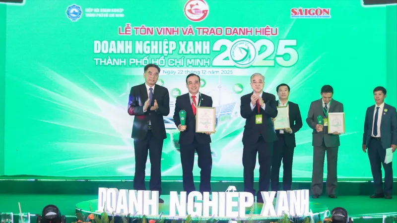Ông Nguyễn Ngọc Thắng, Phó tổng giám đốc Saigon Co.op (đứng giữa) nhận chứng nhận danh hiệu Doanh Nghiệp Xanh do UBND TPHCM trao tặng. Ảnh HOÀNG HÙNG