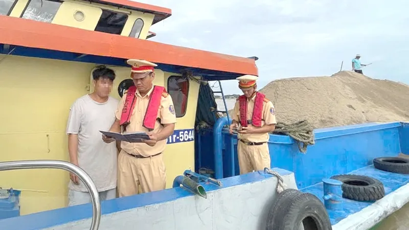 Lực lượng Cảnh sát giao thông - Công an tỉnh An Giang kiểm tra phương tiện chở cát trên sông Tiền - Ảnh: NAM KHÔI