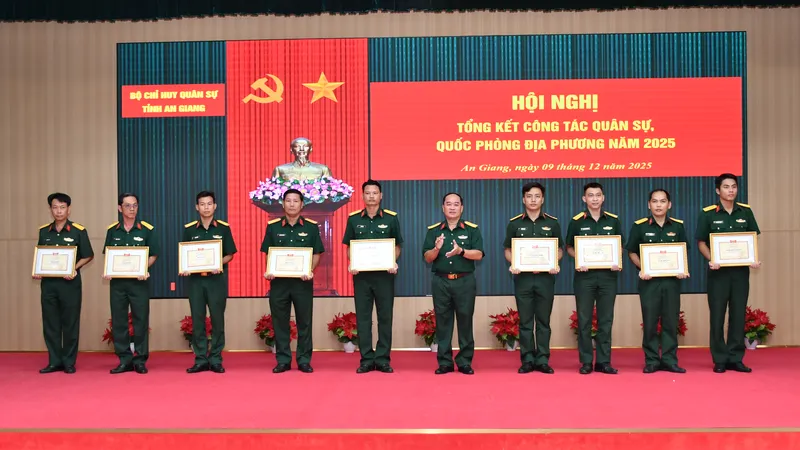 Đại tá Nguyễn Văn Ngành, Ủy viên Ban Thường vụ Tỉnh ủy, Chỉ huy trưởng Bộ CHQS tỉnh An Giang trao Danh hiệu thi đua cho các tập thể, cá nhân có thành tích xuất sắc trong phong trào thi đua Quyết thắng năm 2025