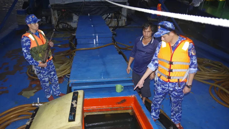 Lực lượng chức năng Bộ Tư lệnh Vùng Cảnh sát biển 4 kiểm tra hàng hóa trên tàu TG 91975 TS