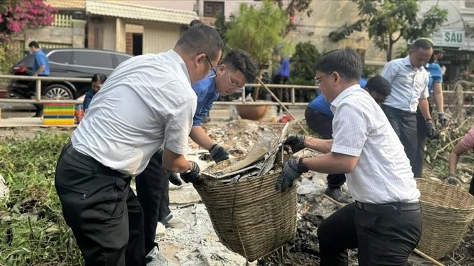 Young volunteers beautify canals in Ho Chi Minh City