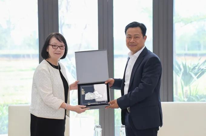 World's expert named honorary President of Semiconductor institute