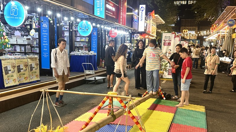 HCMC Book Street awakens its nighttime potential