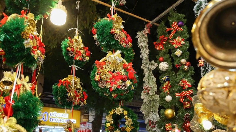 Hai Thuong Lan Ong Street enters peak Christmas decoration season