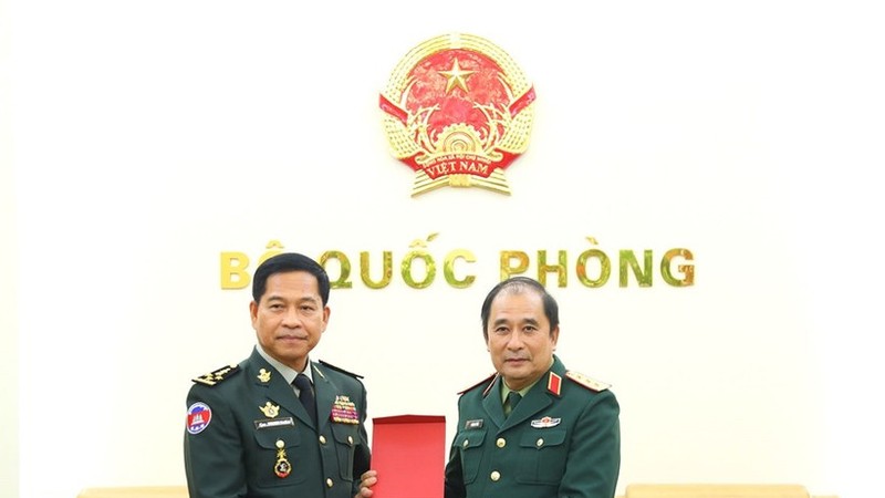 Military official hosts Cambodian chemical weapons authority chief