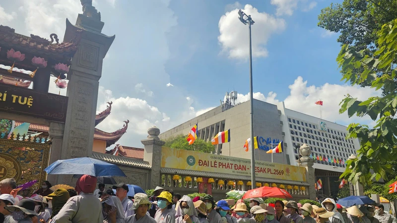 Thousands of people venerate Bodhisattva Thich Quang Duc’s heart sarira