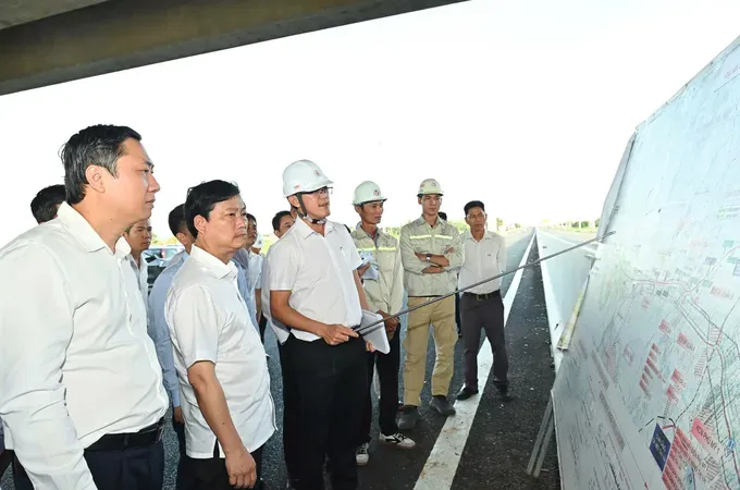 HCMC People’s Council Chairperson surveys key transport projects