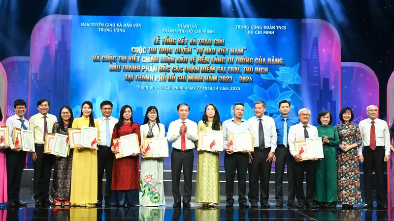 Các đồng chí Phạm Tất Thắng, Nguyễn Minh Triết, Nguyễn Mạnh Cường chúc mừng các tác giả đoạt giải Cuộc thi viết chính luận về bảo vệ nền tảng tư tưởng của Đảng tại TPHCM
