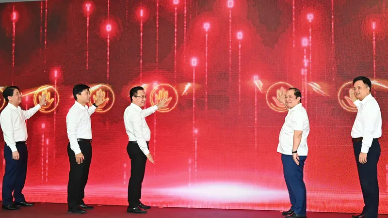 Phó Bí thư Thành ủy TPHCM Đặng Minh Thông và các đại biểu thực hiện nghi thức phát động. Ảnh VIỆT DŨNG