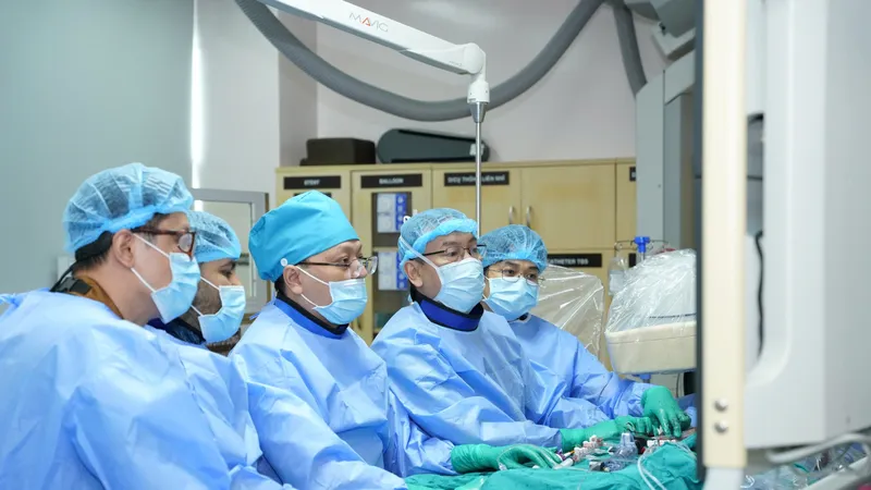 Êkíp bác sĩ thực hiện thủ thuật TAVI cho người bệnh