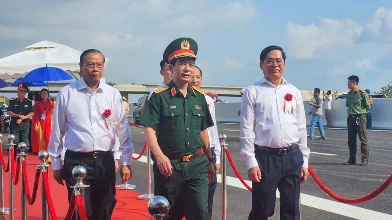Đại tướng Phan Văn Giang, Ủy viên Bộ Chính trị, Bộ trưởng Bộ Quốc phòng dự lễ thông xe kỹ thuật dự án thành phần 3 cao tốc Biên Hòa - Vũng Tàu