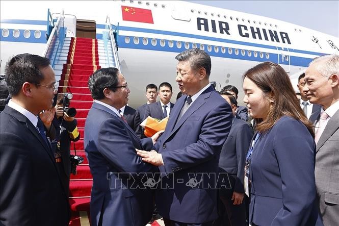党中央政治局委员、政府总理范明政到内牌国际机场为中共中央总书记、中国国家主席习近平送行。(图:越通社)