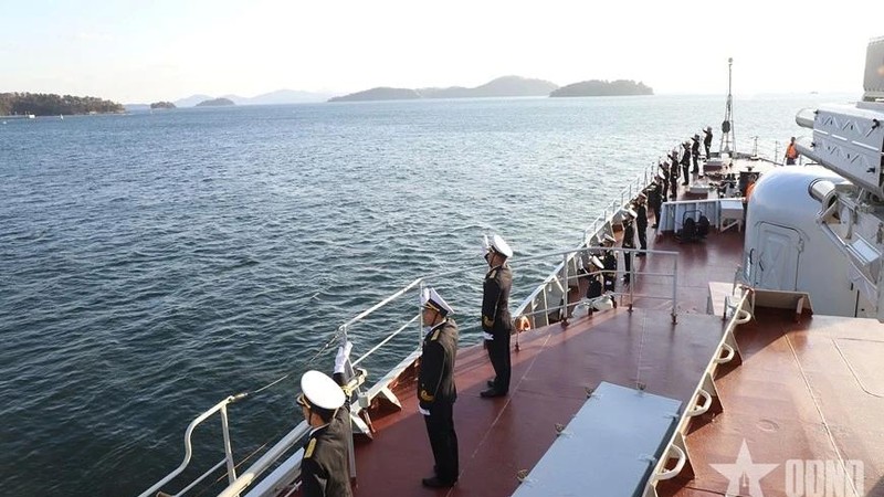 越南人民海军015-陈兴道号舰及工作代表团已离开镇海海军基地。（图：人民军队）