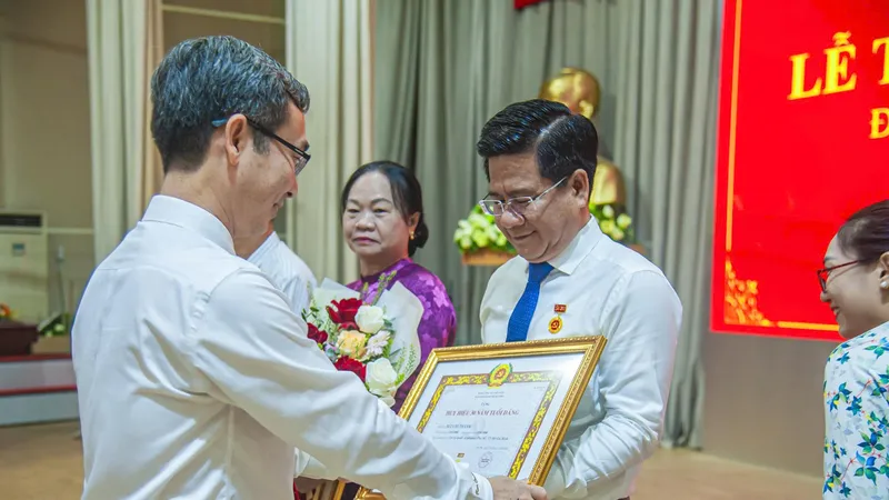 Mỗi tấm Huy hiệu, một chặng đường cống hiến cho Đảng, cho dân