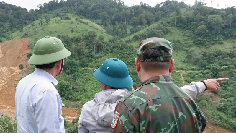 Phó Chủ tịch UBND TP Đà Nẵng Trần Nam Hưng trực tiếp kiểm tra hiện trường vụ sạt lở