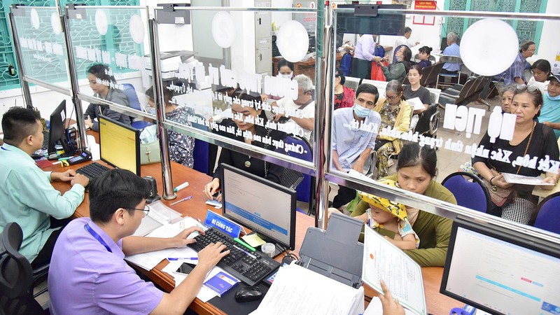 民众办理行政手续。