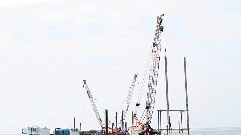 电力工人拉线抢修110千伏河仙—富国海底电缆故障。 