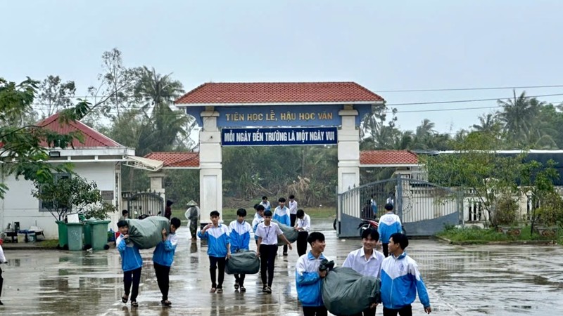向绥安东乡盐田武氏六高中学校的学生发放914份礼物。