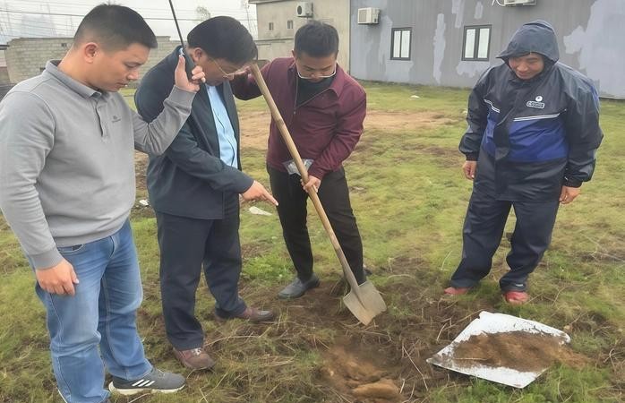 跨部门检查团采集土壤样本进行分析。