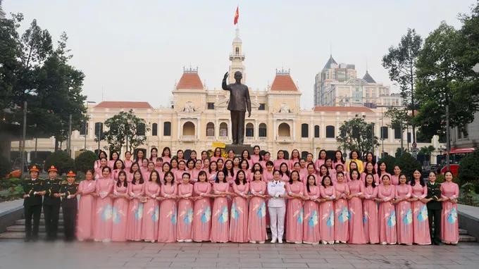 出席胡志明市妇女大会代表团敬献花圈缅怀胡志明主席