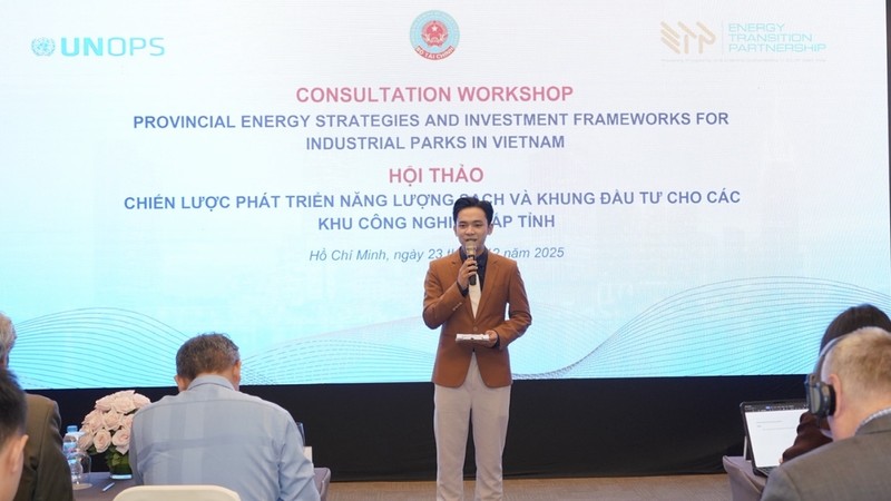 出席12月23日中午研讨会的代表们。