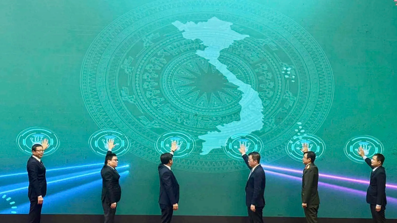 与会代表按下按钮 将农产品溯源系统投入运作。