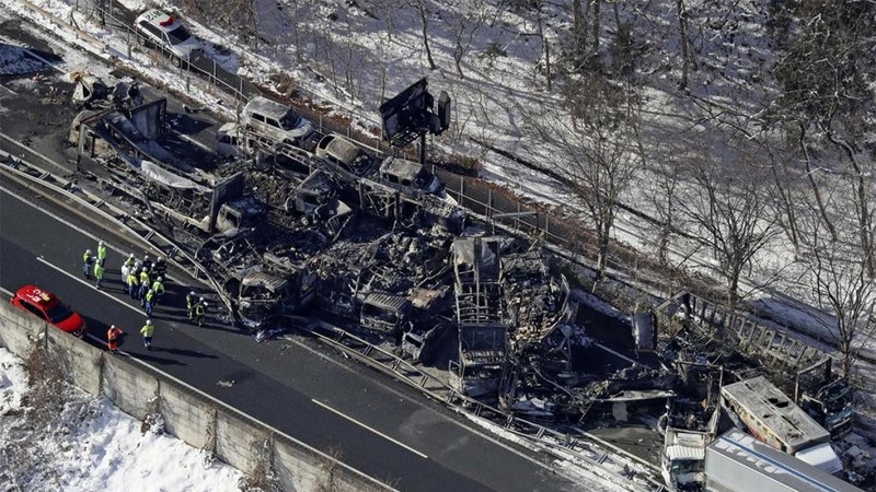 日本67辆车连环相撞，2死26伤。